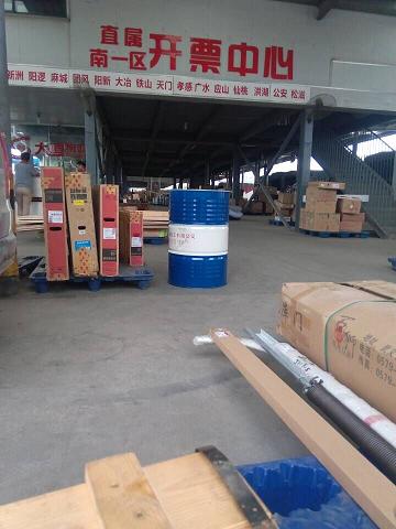 压力循环润滑方法是利用重力或油泵使循环系统的润滑油达到一定的工作压力后,输送到更润滑部位,使用过的油被送回油箱,经冷却、过滤后供循环使用,一般压力循环润滑方法能调整供油压力和油量,可保证均匀而连续地供油。由于供油量充足,润滑油还能将摩擦热及摩损的碎屑带走。此种润滑装置使用中必须保持一定油位和油的清洁,管道畅通,无泄漏,要定期清洗系统及更换润滑油。 湖北凯谛石油化工有限公司厂家直销工业润滑油 服务热线:132979290327.jpg